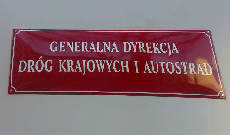 Generalna Dyrekcja Dróg Krajowych i Autostrad - tablica przed siedzibą w Warszawie. Fot. Łukasz Zboralski/brd24.pl