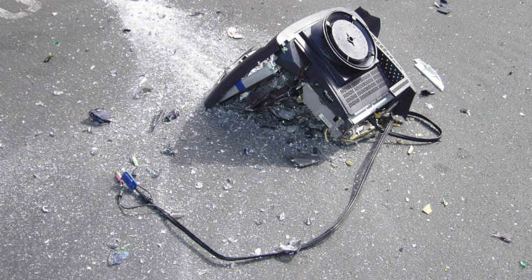 Zniszczony monitor komputerowy. Fot. rgbstock.com