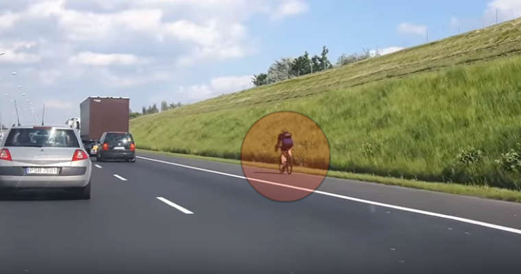 Rowerzysta na autostradzie A2. Źródło: YouTube