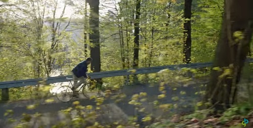 Reklama przygotowana przez Leo Burnett z rowerzystą jadącym lewą stroną drogi. Źrodło: YouTube