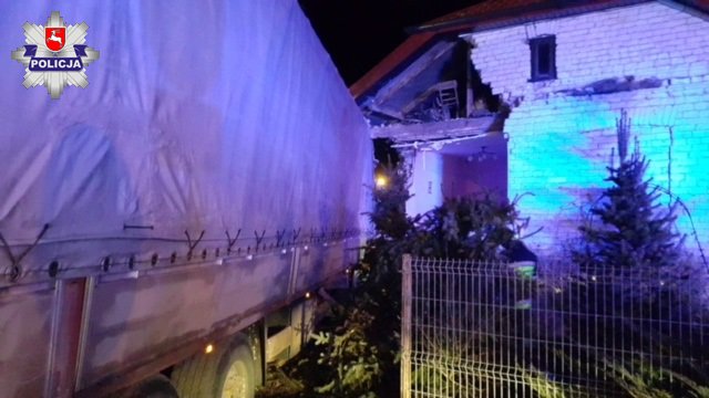 Ciężarówka wjechała w dom w Dorohuczy. Fot. Policja