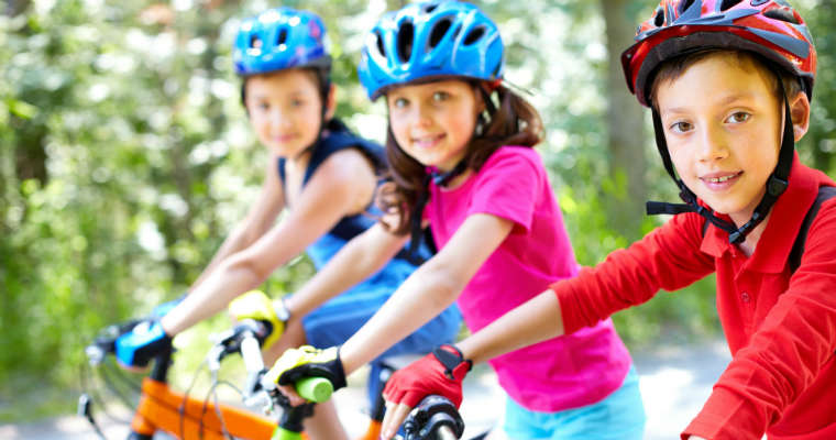 Dzieci w kaskach rowerowych. Fot. pixabay.com