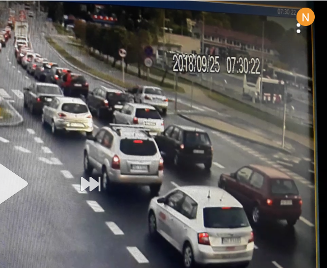 Potrącenie 9-letniej rowerzystki w Olsztynie. Kadr z monitoringu. Fot. policja