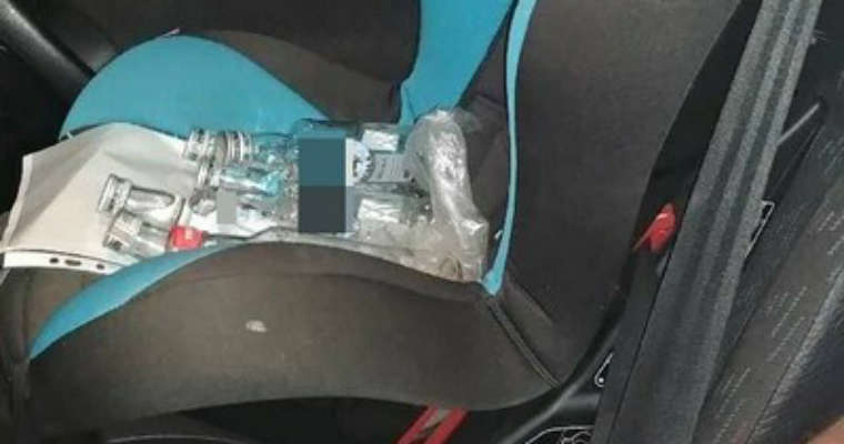 Pijany kierowca w Jaranowie butelki po alkoholu wiózł w foteliku dziecięcym. Fot. policja