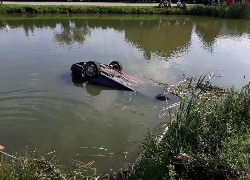 Honda dachowała w stawie w Stobiecku Szlacheckim. fot. policja