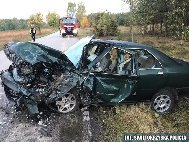 Po zderzeniu w miejscowości Krasocin prawo jazdy straciła też dwójka poszkodowanych kierowców - bo narkotest wykazał, że byli pod wpływem środków odurzających. Fot. policja