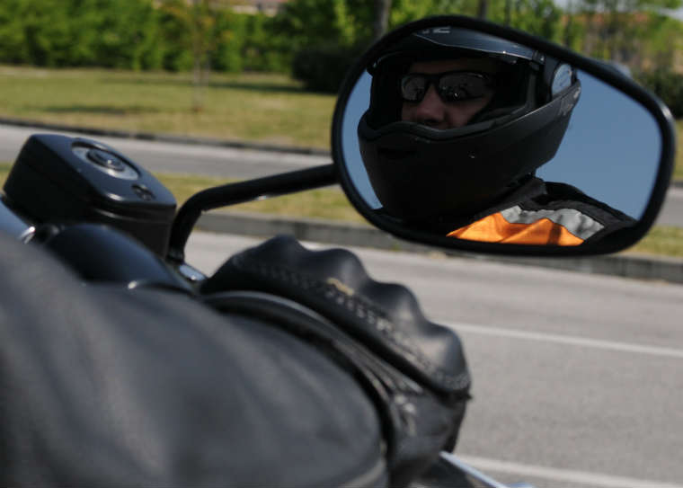 Strój motocyklisty. Fot. U.S. Air Force photo/ Staff Sgt. Nadine Y. Barclay