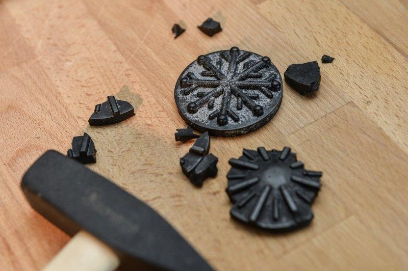 Kawałki materiałów z opon zimowych i letnich. Fot. Mat. Prasowe