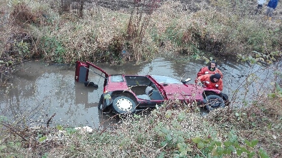 Kierowca daewoo tico dachował w rzece w miejscowości Wesoła na Podkarpaciu. Fot. Policja