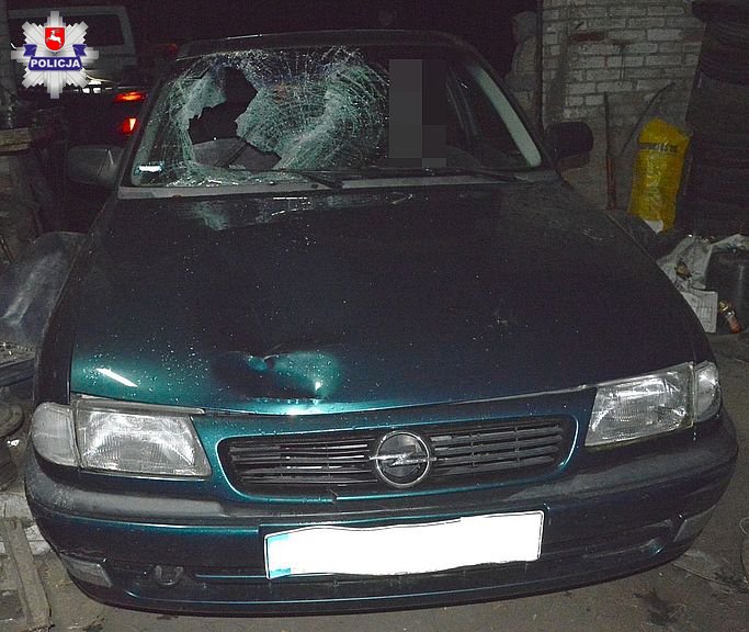 Opel, którym zdaniem policji potrącono pieszego w Kitowie. Fot. Policja