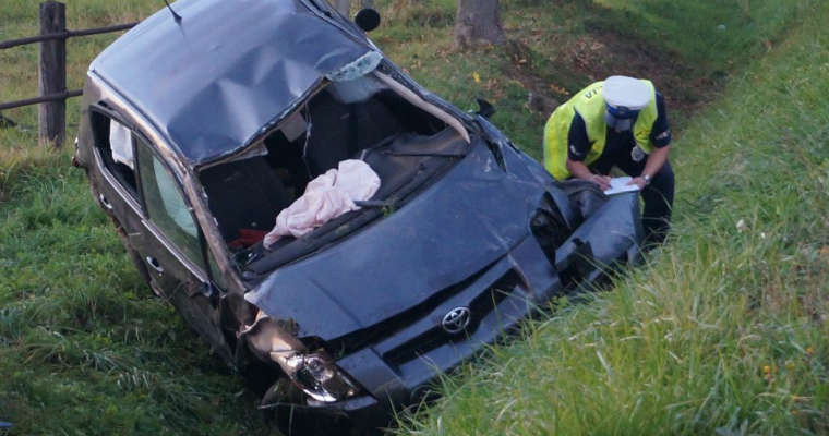 Wypadek w Ochabach Wielkich. Mama i dzieci jechały bez pasów bezpieczeństwa. Kobieta zginęła, dzieci zostały ranne. Fot. Policja