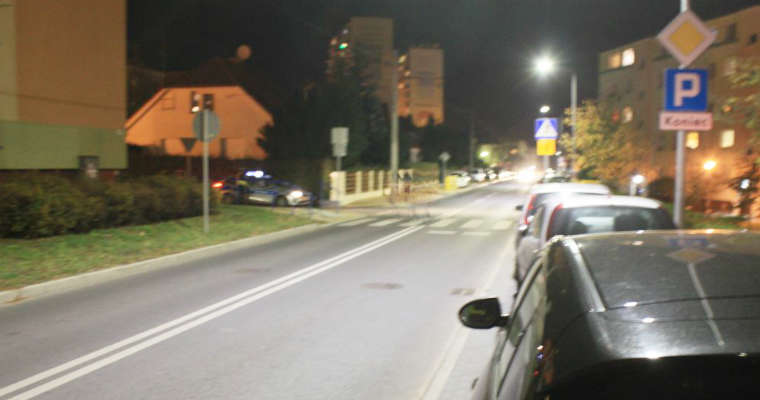 W Grudziądzu na ul. Kalinkowej kierowca potrącił nastolatkę na przejściu dla pieszych i uciekł. Fot. policja