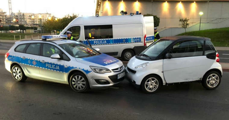 Kierowca w Poznaniu próbował uciec policjantom smartem. Fot. Policja