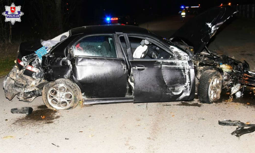Pijany kierowca rozbił samochód na płocie w Adamowie. Fot. Policja
