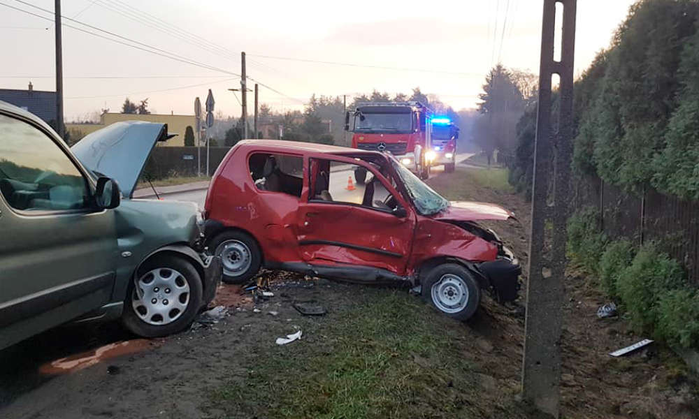 Zderzenie czołowe samochodów w Justynowie. Źródło: Facebook OSP Justynów