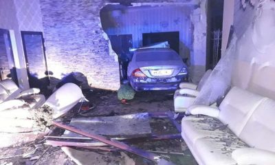 Kierowca mercedesa wjechał do sali balowej w Aleksandrowie. Fot. Policja