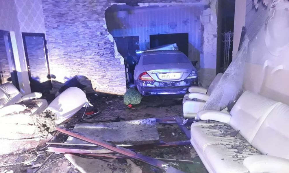 Kierowca mercedesa wjechał do sali balowej w Aleksandrowie. Fot. Policja