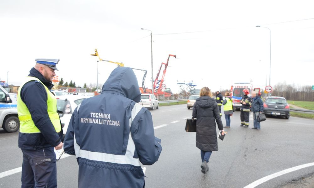 Przejście dla pieszych w miejscowości Gościcino, na którym doszło do śmiertelnego potrącenia, jest zlokalizowane na wzniesieniu i nie ma tam ograniczenia prędkości na drodze krajowej. Fot. Policja