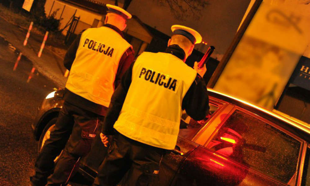 Policjanci podczas kontroli drogowej Fot. Policja