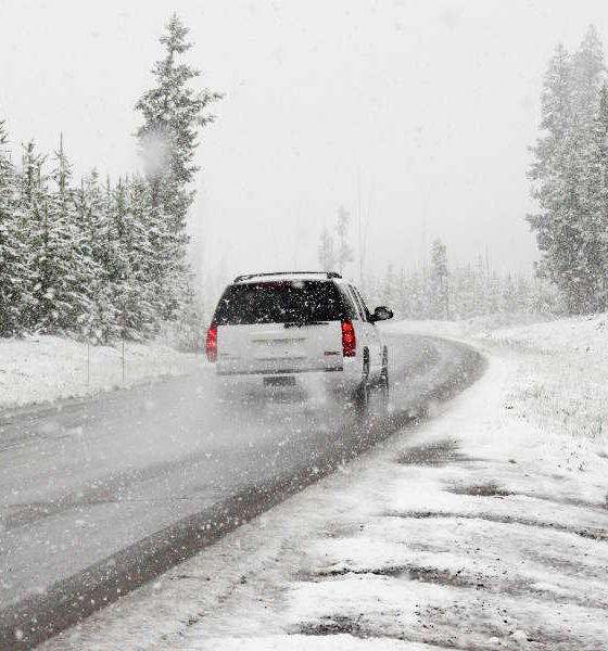 Samochód na zimowej drodze. Fot. CC0