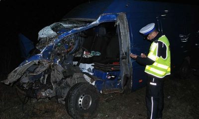Kierująca mercedesem sprinterem uderzyła w pociąg na przejeździe w Łukowie. Fot. Policja
