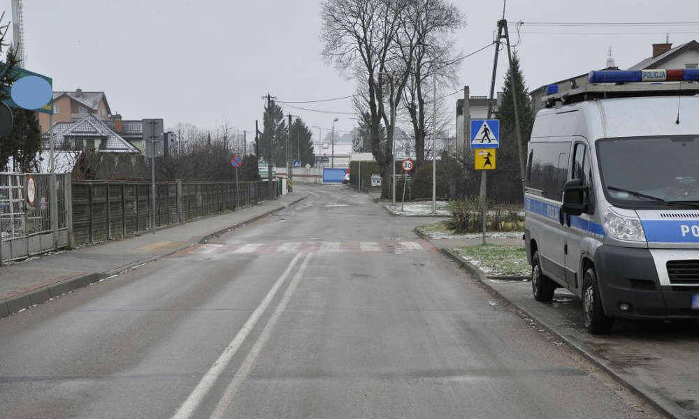 Przejście dla pieszych przy szkole podstawowej w Działdowie, na którym kierowca potrącił uczennicę Fot. Policja
