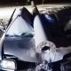 Betonowy słup po wypadku spadł na auto dokładnie między głowy kierowcy i pasażerki. Nic im się nie stało. Fot. Policja