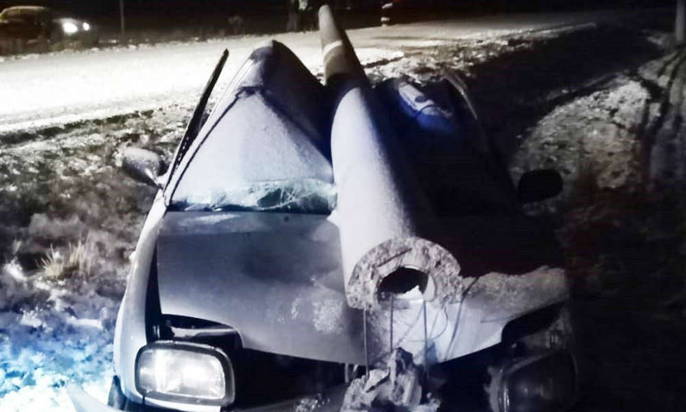 Betonowy słup po wypadku spadł na auto dokładnie między głowy kierowcy i pasażerki. Nic im się nie stało. Fot. Policja