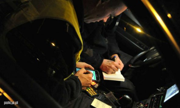 Policjanci wypisujący mandat. Zdjęcie ilustracyjne. Fot. Policja