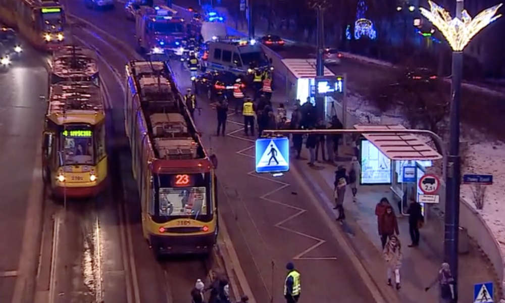 Samochód wjechał w przystanek w Warszawie. Źródło: Polsat NEWS