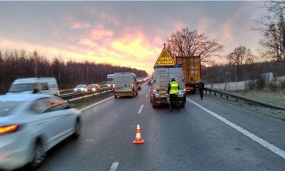Kierowca ciężarówki zmieniający koło na obwodnicy Trójmiasta został potrącony przez omijające go auto. Fot. Policja