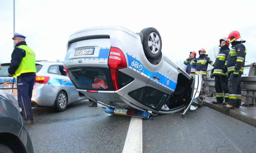 Policjanci dachowali radiowozem, który eskortował zagranicznych gości szczytu klimatycznego COP24. Fot. Facebook/Śląska Policja