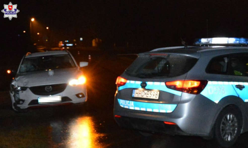 W Różańcu kierowca mazdy śmiertelnie potrącił 15-latkę idącą lewym poboczem. Fot. Policja