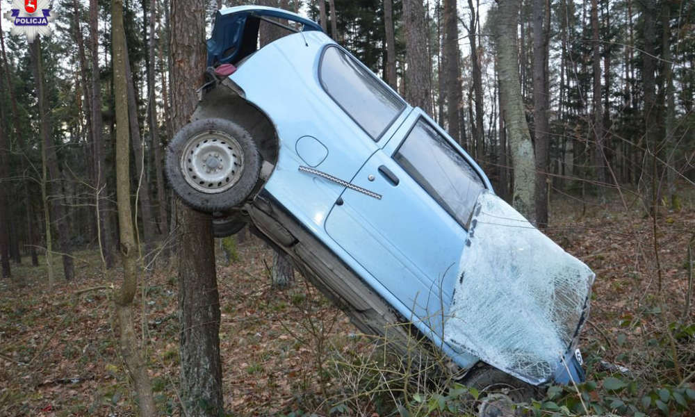 Starsza pani wpadła seicento do lasu w miejscowości Hutki. Fot. Policja