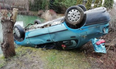 Niedaleko Grudziądza kierowca dachował i jego auto zatrzymało się tuż przy krawędzi stawu Fot. Policja