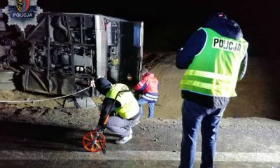 Wypadek autokaru na drodze krajowej nr 3. Fot. Policja