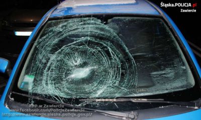 Kierowca nie wyczyścił szyb z lodu i potrącił 69-letnią pieszą na przejściu w Zawierciu. Fot. Policja