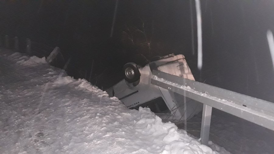 Bus przerwał bariery drogowe Fot. Policja