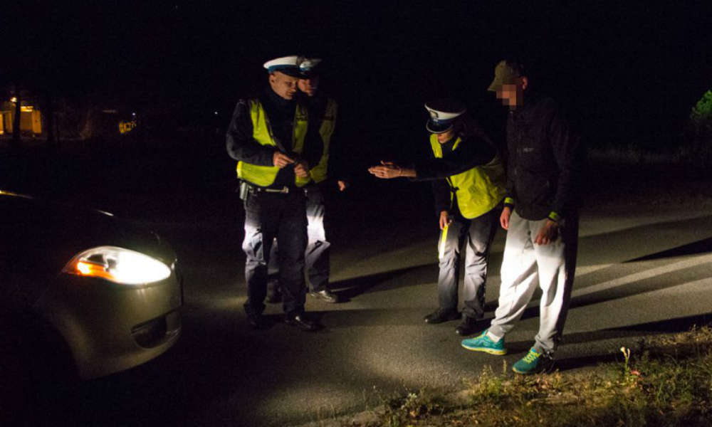Policjanci podczas kontroli pieszych często wręczają im elementy odblaskowe. Fot. Policja