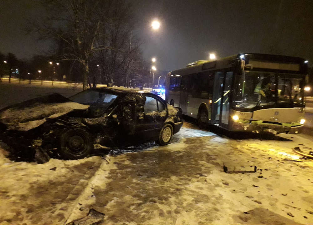 22-latek "driftował" BMW po ulicach Olsztyna i uderzył w miejski autobus. Fot. Policja