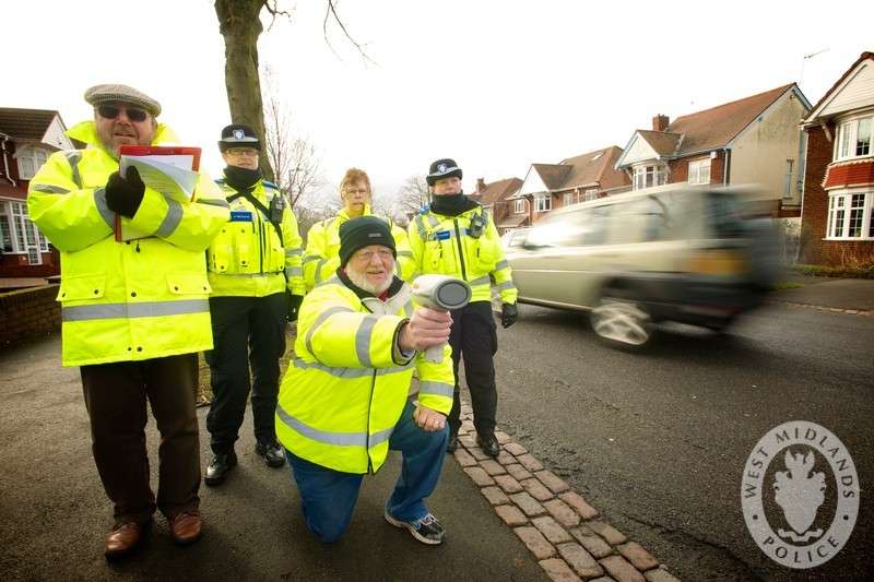 Wolontariusze kontrolują prędkość na ulicach hrabstwa West Midlands w Wielkiej Brytanii. Fot. West Midlands Police/Flickr/CC BY-SA 2.0