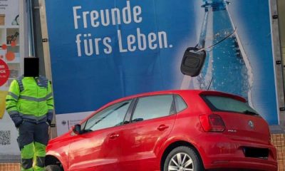 Pijana wjechała w billboard promujący trzeźwość na drodze. Fot. Kreispolizeibehörde Hochsauerlandkreis