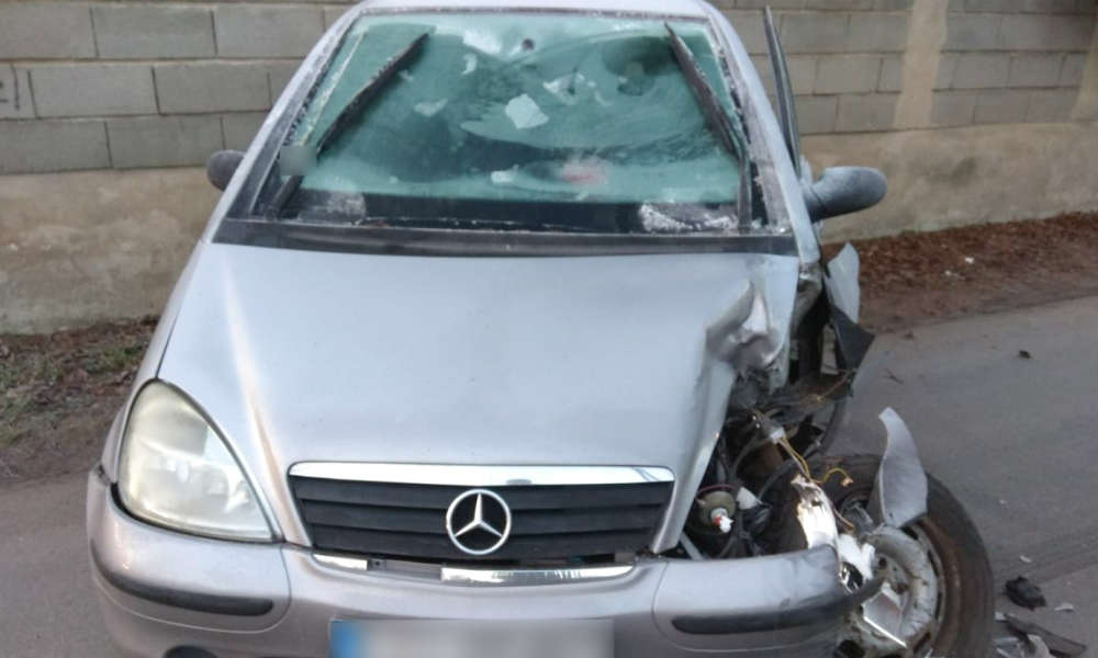Kobieta wjechała w ciągnik rolniczy, bo nie usunęła lodu z szyb samochodu. Fot. Policja