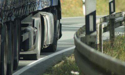 Ciężarówka na drodze. Fot. CC0