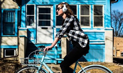 Rowerzystka ze słuchawkami na uszach. Fot. CC0