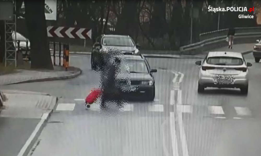 Gliwice - 73-latka na przejściu dla pieszych doszła już do połowy pasa zanim potrącił ją kierowca volkswagena. Fot. Policja