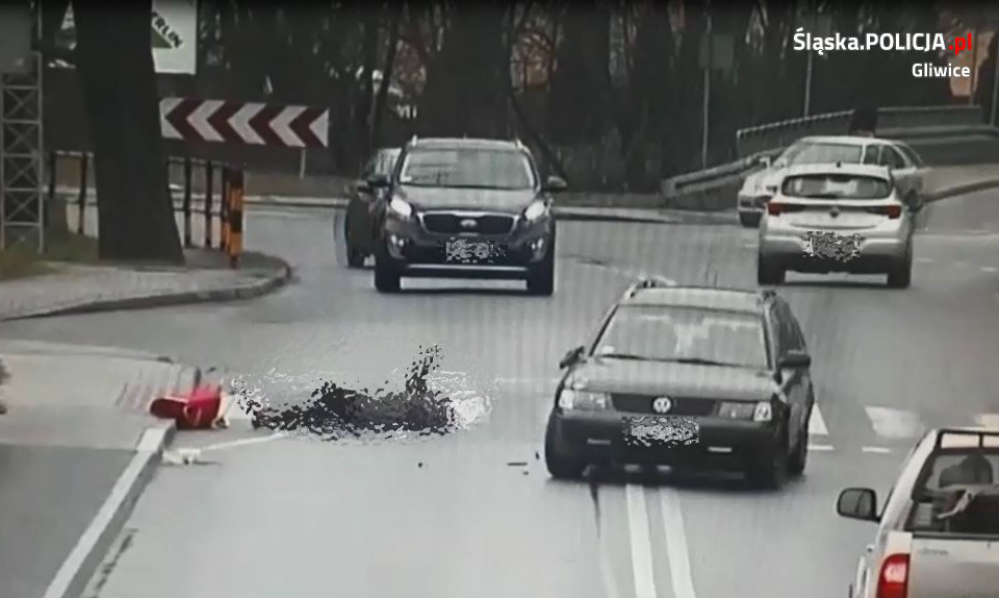 Moment tuż po potrąceniu pieszej, który zarejestrowały kamery monitoringu. Fot. Policja