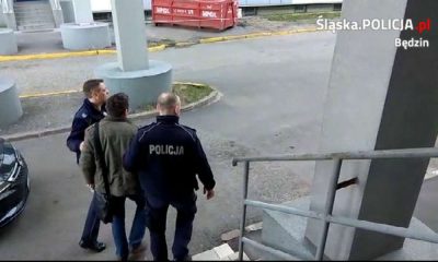 Instruktor nauki jazdy miał blisko 2 promile alkoholu w organizmie. Uderzył samochodem w przydrożne barierki. Fot. Policja