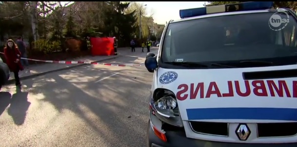 Kierowca karetki omijał pojazd przepuszczający dziecko na przejściu dla pieszych w Pruszkowie. Śmiertelnie potrącił 9-latkę. Źródło: TVN Warszawa