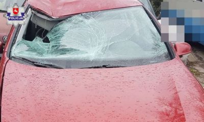 Policjanci znaleźli vw golfa z uszkodzeniami wskazującymi na to, że brał udział w wypadku z rowerzystką. Fot. Policja